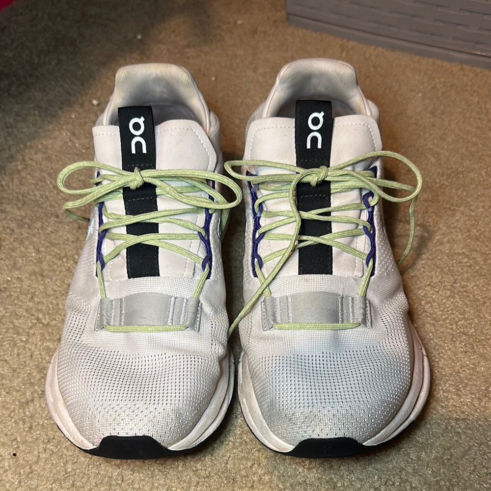 On Cloud.White and Gray Sneakers. Can be worn by both men and women.